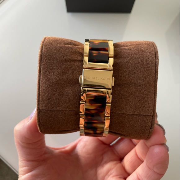 Michael Kors Watch (needs new battery) - Picture 2 of 6